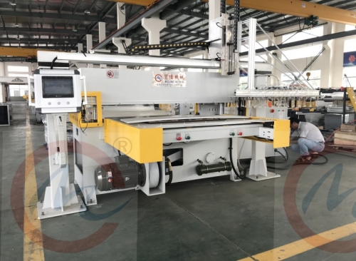 环亚·体育 专注吸塑裁断机 自动进料模切机